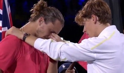 惺惺相惜！兹维列夫丢冠后哽咽，冠军得主辛纳对他进行安慰和鼓励