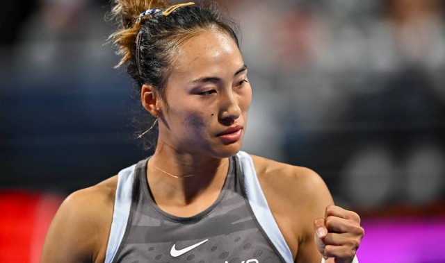 一场2-0，郑钦文丢掉世界前8，转场途中再接商务，引发不满