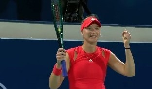 首进500赛争冠战！阿布扎比站半决赛：克鲁格2-0胜诺斯科娃进决赛