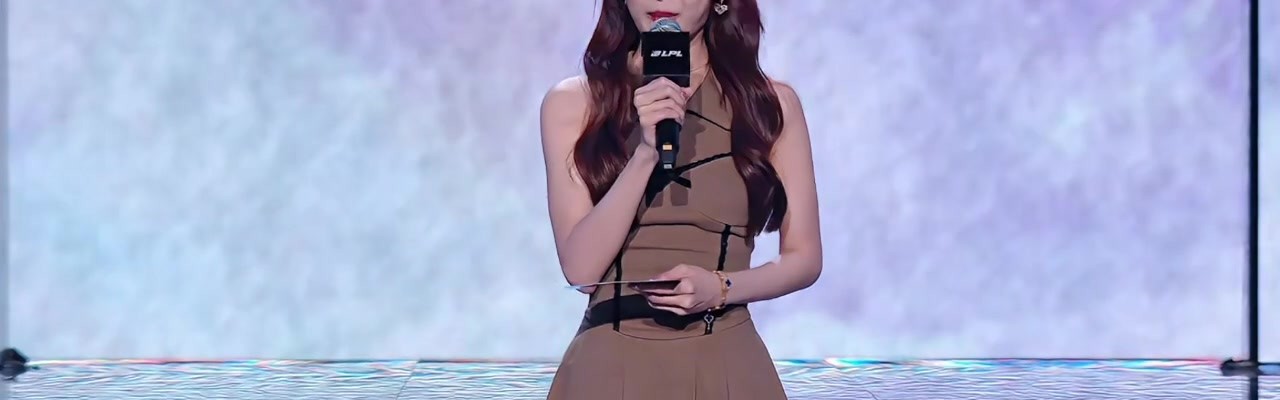 这还是泱泱吗？！离谱妆造➕离奇灯光 泱泱化身陌生人登场亮相