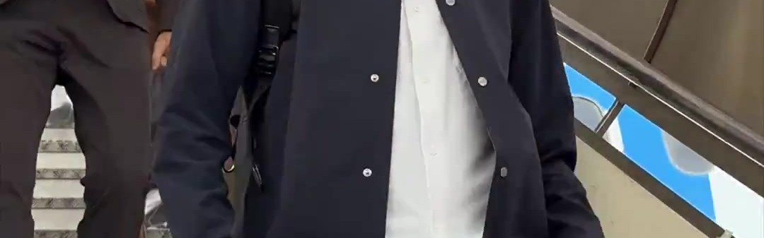 大战在即！巴萨全队抵达米兰城，莱万带头走下飞机