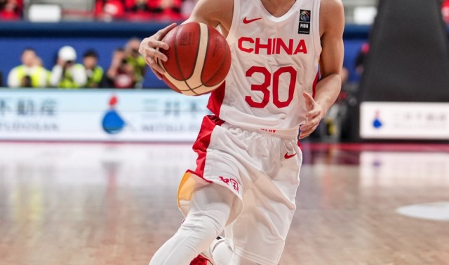 中国男篮战日本男篮首发：徐杰 赵睿 朱俊龙 曾凡博 周琦！