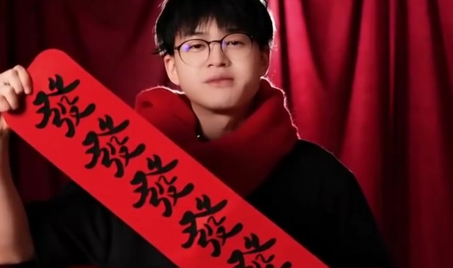 JDG发布Xun拜年：祝大家在新的一年里，福到家门，蛇来运转！