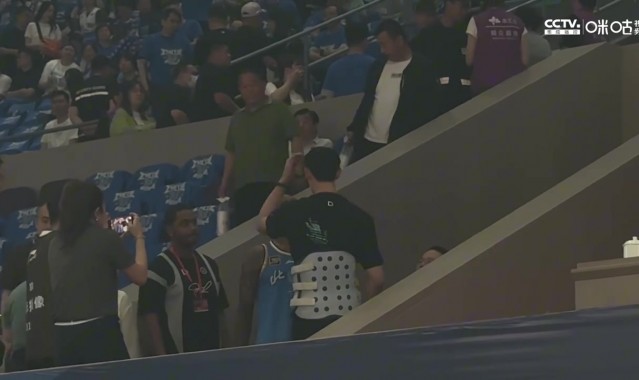 拉塞尔身穿曾凡博球衣来到G6现场 与曾凡博互动！