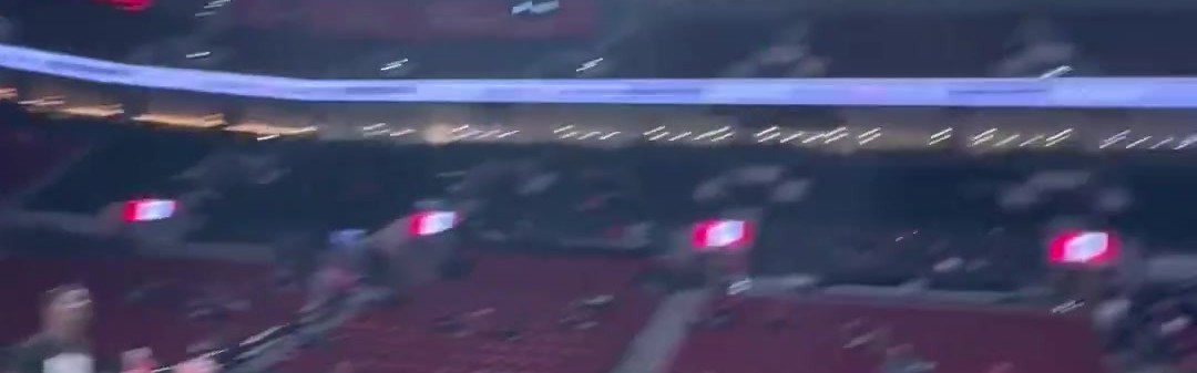 😳这都行！艾顿在自家三分线“端尿盆”超远三分稳稳命中