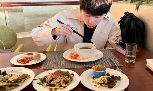 Doinb选手分享照片：回基地了，基地过年！