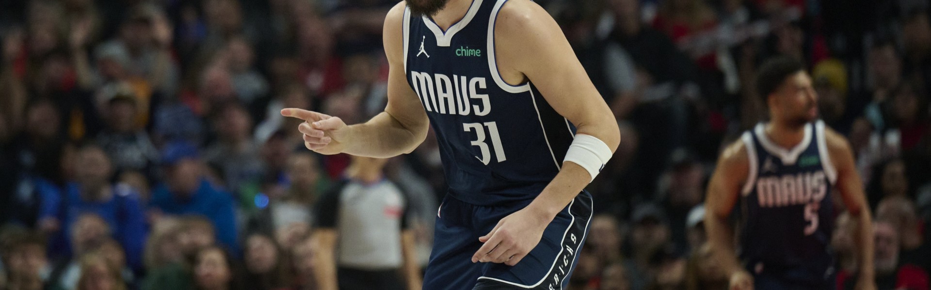 面对旧主真来劲！克莱半场三分8中4拿下14分3板 正负值高达+12