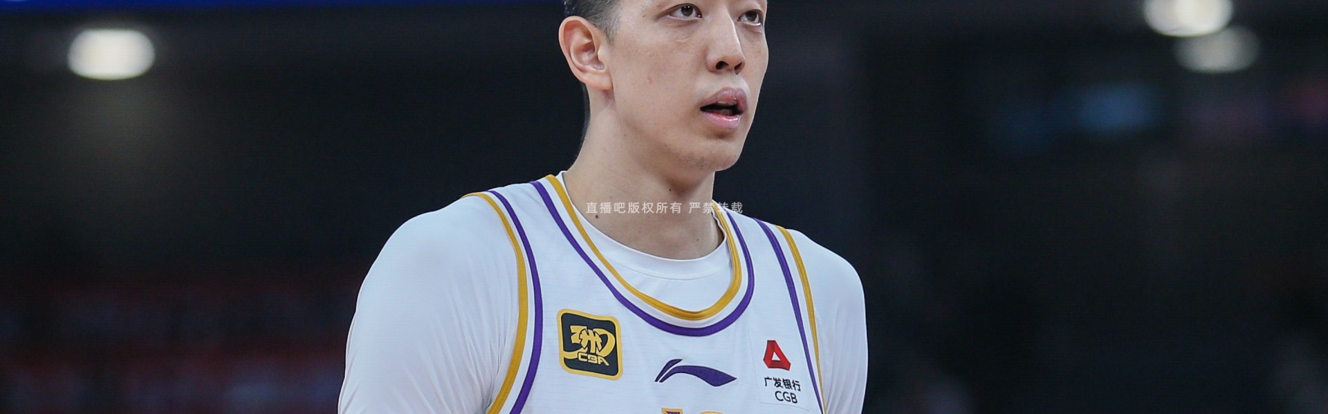 直播吧：沈梓捷肩膀受伤 已前往医院进行核磁共振检查