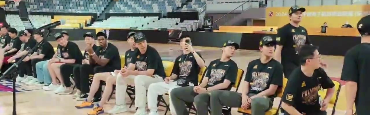 没有忘记98号队员！广厦与独腿聋哑小伙何明亮一起共享总冠军荣誉