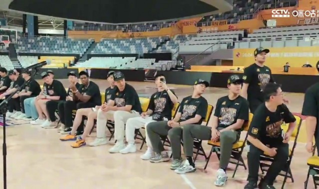 没有忘记98号队员！广厦与独腿聋哑小伙何明亮一起共享总冠军荣誉