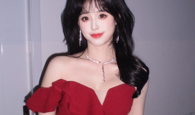 生理期还锻炼？😦永劫无间主持娅鸽晒照：热辣红礼服、瑜伽裤套装尽显好身材