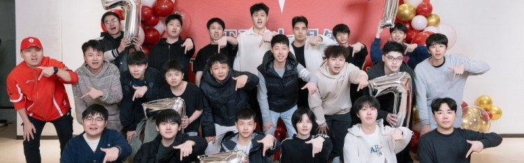 TES七周年官博晒合照：桃仁全家福来喽~ 相聚庆生，开启光灿新岁