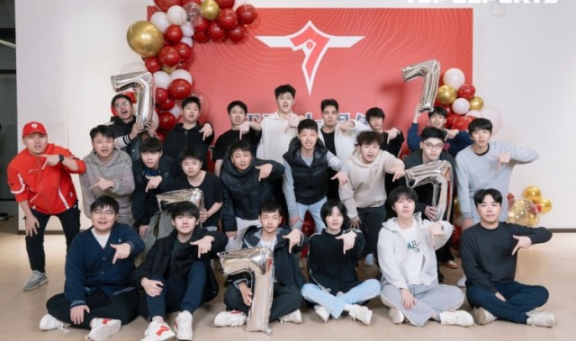 TES七周年官博晒合照：桃仁全家福来喽~ 相聚庆生，开启光灿新岁