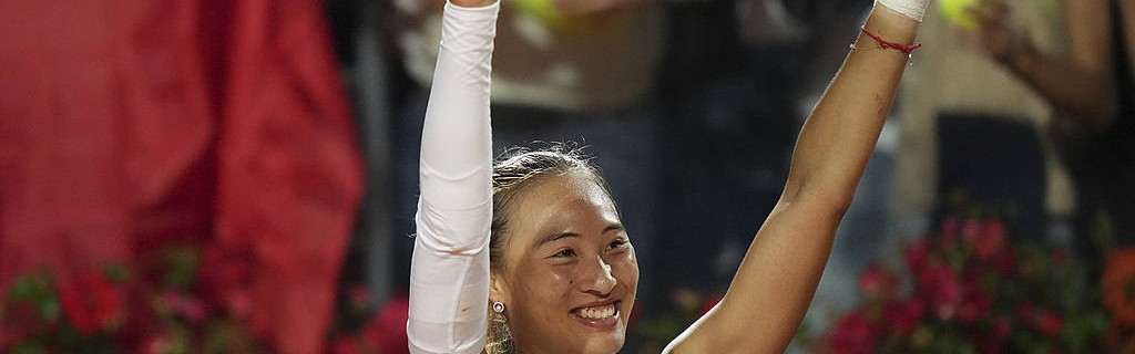 越过高山！郑钦文生涯首胜萨巴伦卡 中国网协发文祝贺