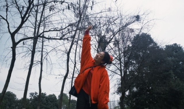 李梦晒照：真实的季节不停更迭 心里的季节始终如一